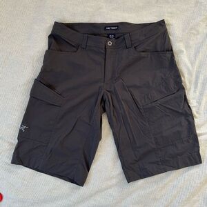 Arc'teryx Men's Black Cargo Shorts with Side Pockets